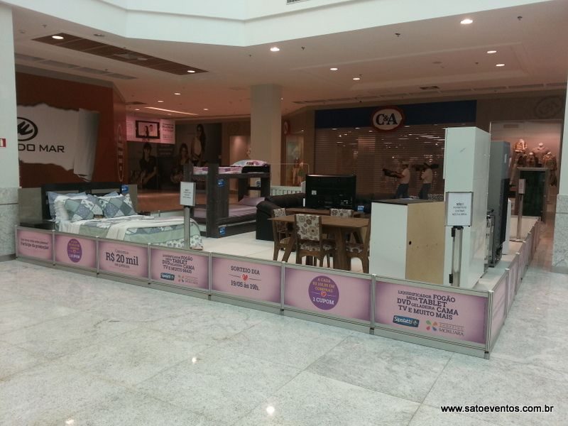 Tablado em MDF branco com cercamento adesivado e carro em exposição