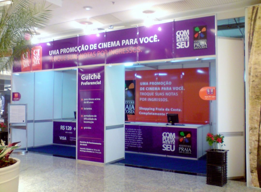 Loja vazia de shopping montada como stand de troca de notas