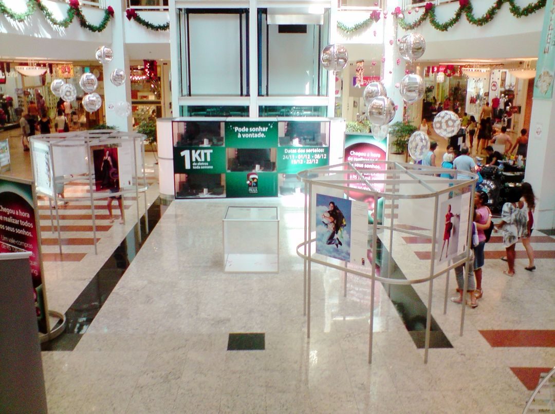 Vitrine em acrílico com produtos e painéis para fotos em ação promocional