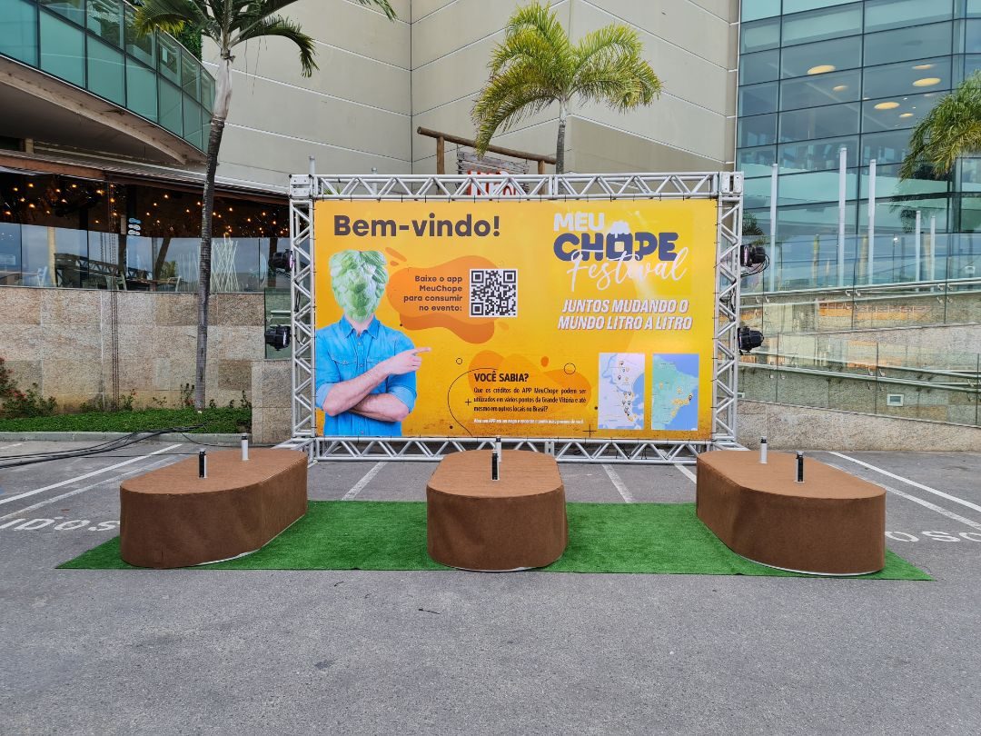 Bancada com assentos e tomadas para carregar celular em evento