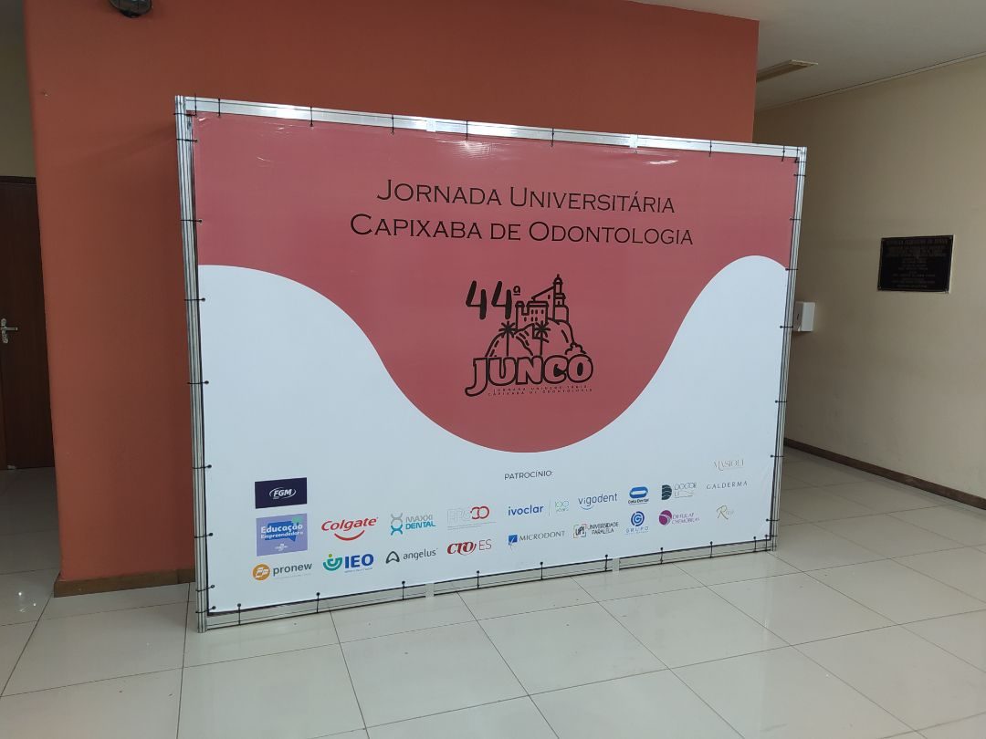 Backdrop de 3 metros com lona impressa em evento corporativo