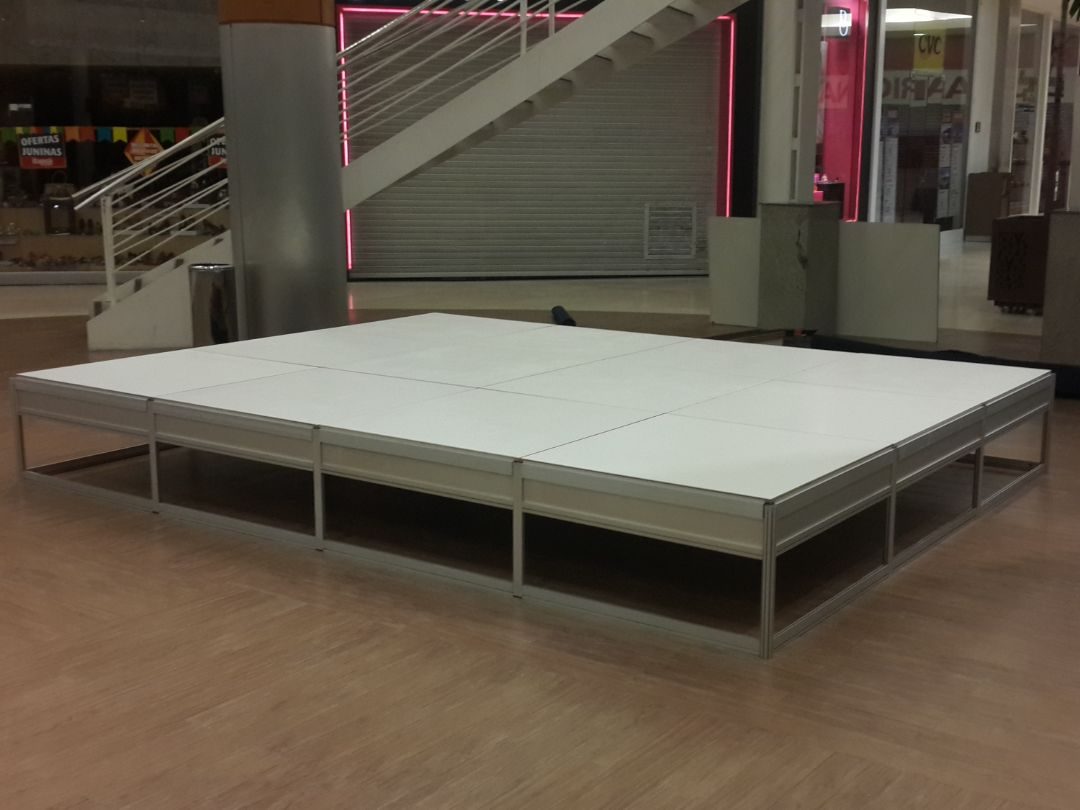 Palco modular com acabamento em MDF branco e backdrop em evento