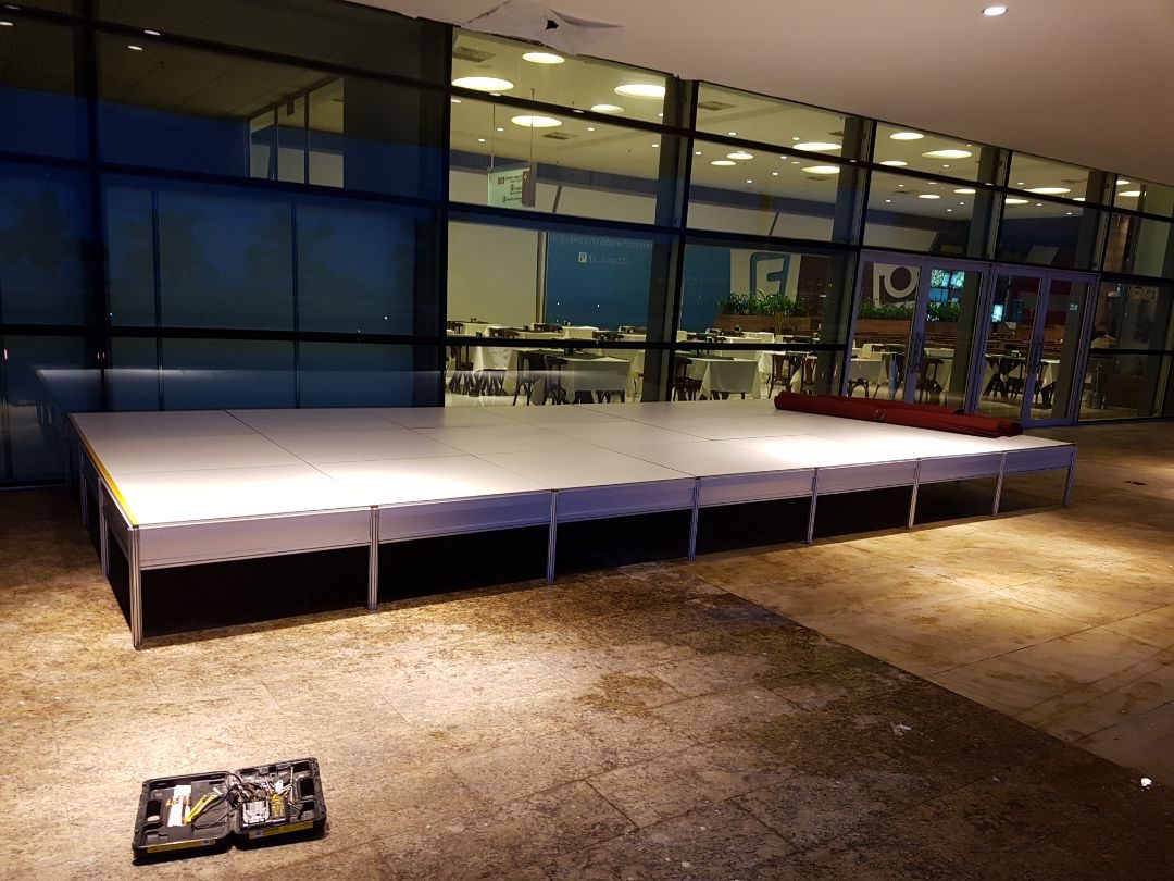 Palco modular com acabamento em MDF branco e backdrop em evento