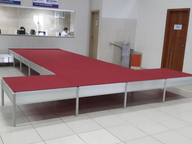 Passarela de desfile com carpete vermelho montada em evento