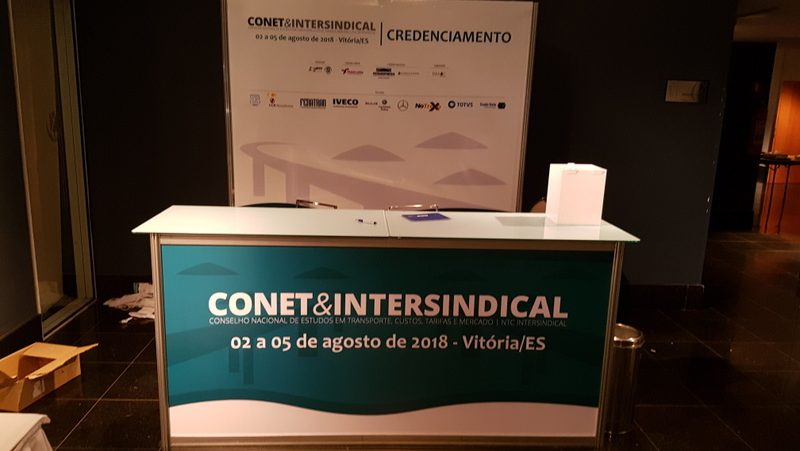 Balcão de credenciamento de 8 metros com adesivo na entrada de congresso