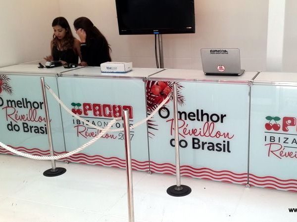 Balcão com frente em vidro temperado e adesivo de campanha em shopping