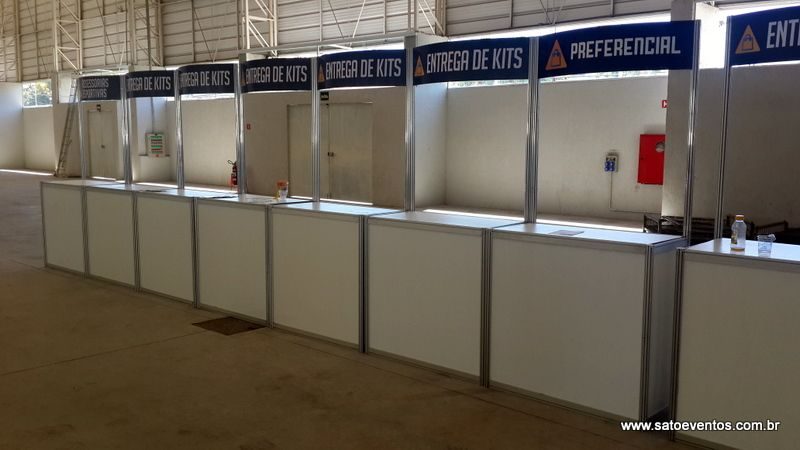 Balcão expositor com testeira adesivada em stand de feira