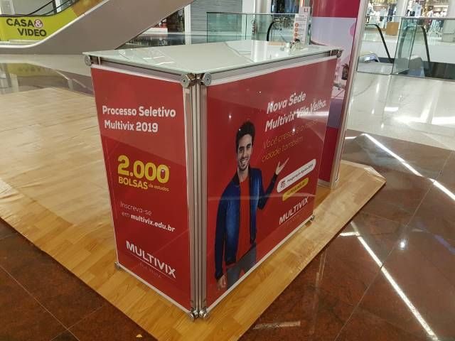 Balcão com frente em vidro temperado e adesivo de campanha em shopping