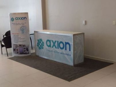 Balcão de 2 metros com totem abaulado adesivado em shopping