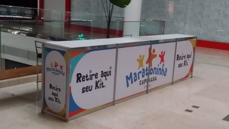 Balcão de 6 metros adesivado para entrega de kits de corrida