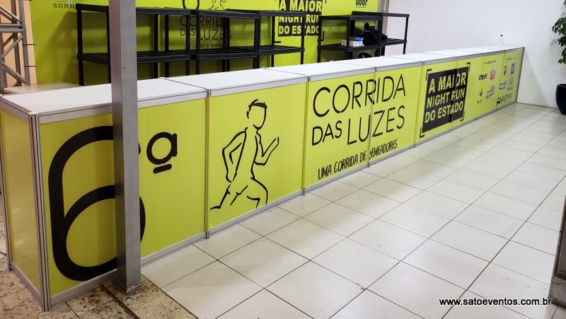 Balcão de 6 metros adesivado para entrega de kits de corrida