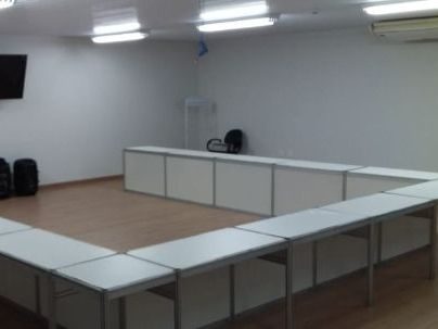 Bancada em formato de U montada para reunião em evento