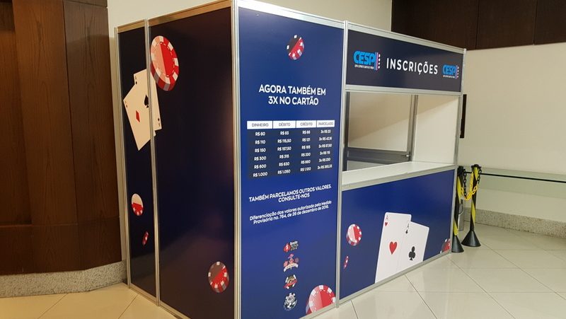 Caixa para eventos com fechamento em vidro temperado e adesivo