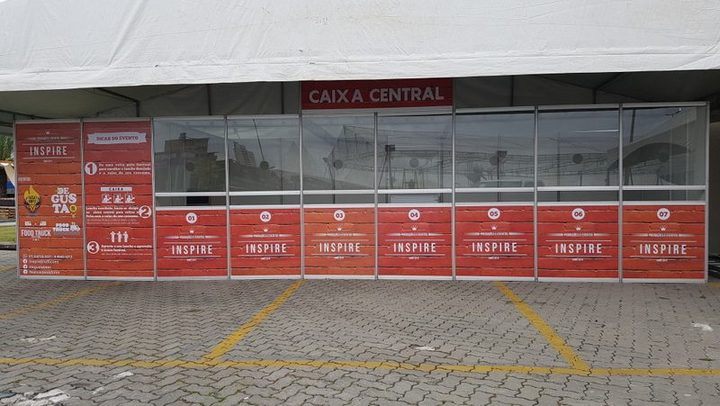 Caixa para eventos com fechamento em vidro temperado e adesivo