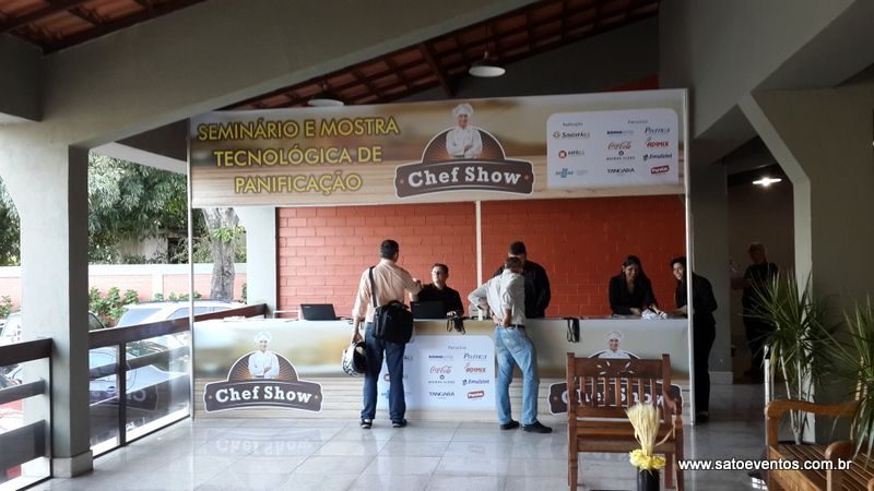 Balcão de credenciamento de 8 metros com adesivo na entrada de congresso