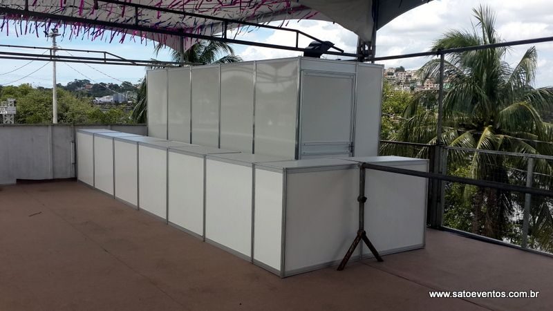 Cozinha com balcão de atendimento para camarote open bar