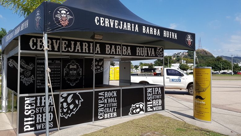 Stand de cervejaria de 5 por 3 metros com testeira e balcão adesivado