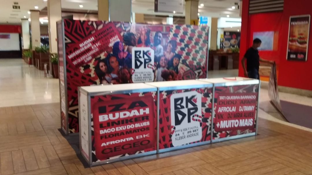 Stand de vendas de ingressos com balcão e backdrop em shopping