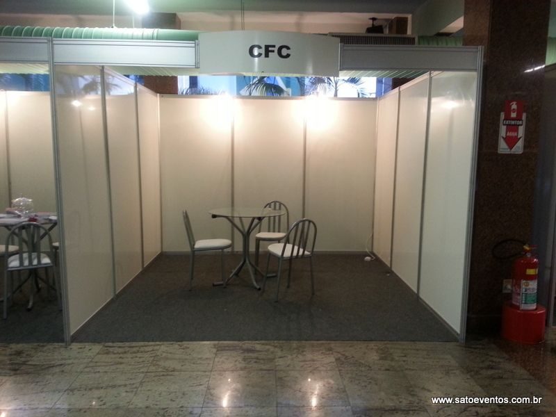 Fileira de stands básicos de 2 por 2 metros em feira