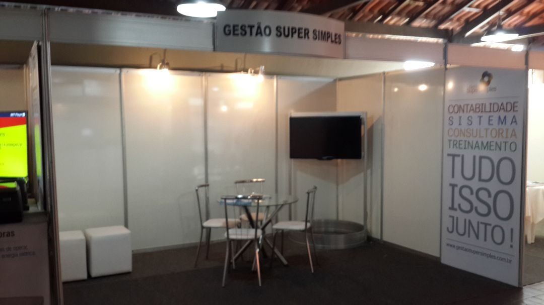 Stand básico de 4 por 3 metros com carpete e mobiliário