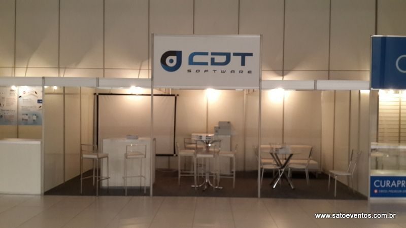 Stand básico de 6 por 3 metros com testeira com logo