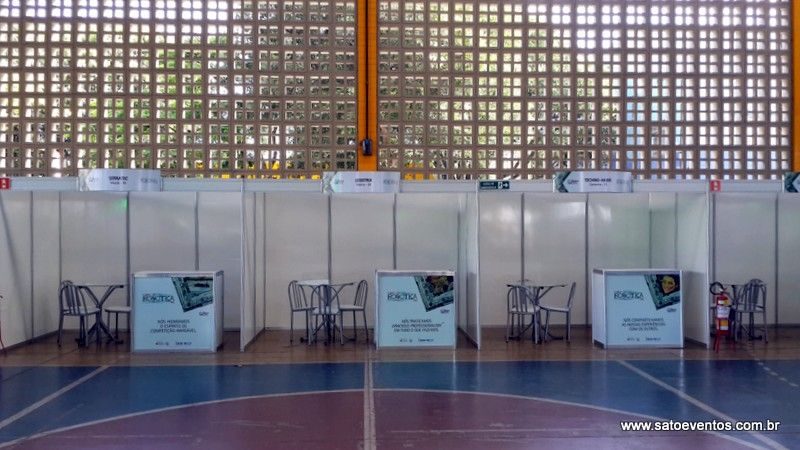 Stand básico completo com carpete, iluminação e mobiliário