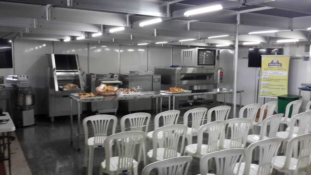 Auditório modular com cadeiras em plateia dentro de feira