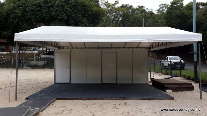 Camarim externo em octanorm sob toldo em festival