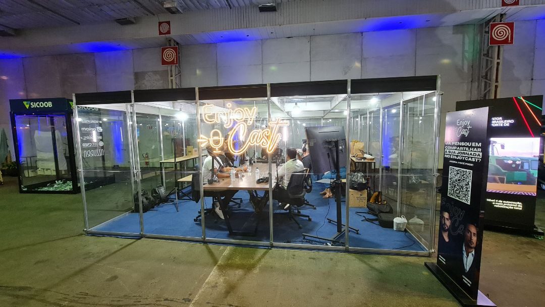 Estúdio de podcast em sala de vidro temperado em evento