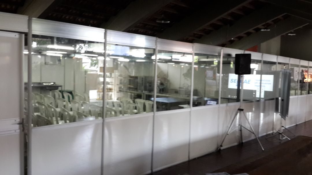 Sala modular com fechamento em meia parede de vidro
