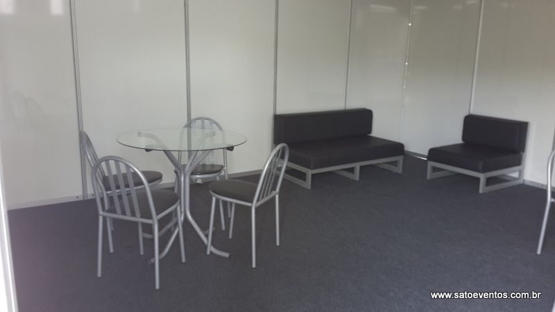 Mesa com tampo de vidro e sofá em camarim