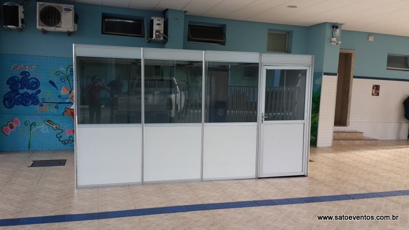 Sala climatizada com frente de vidro para matrículas