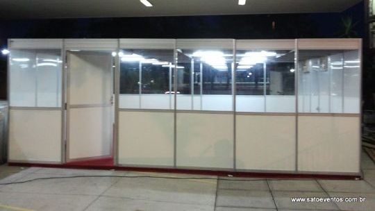 Sala climatizada com frente de vidro para vendas em shopping