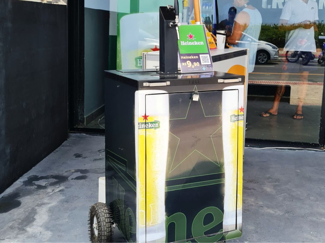 Carrinho de chope com duas torneiras em evento