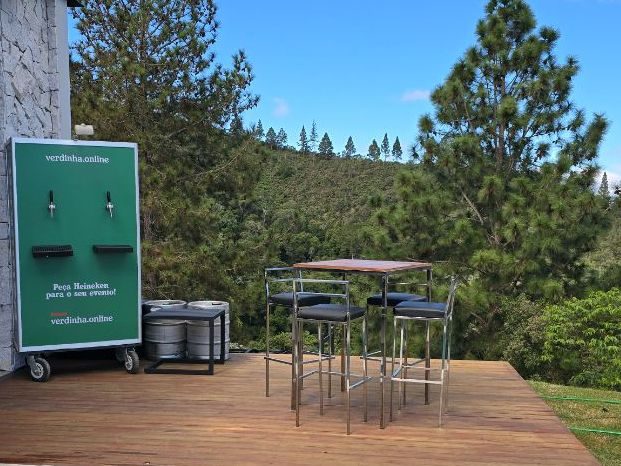 Mesas bistrô de madeira com banquetas em festival