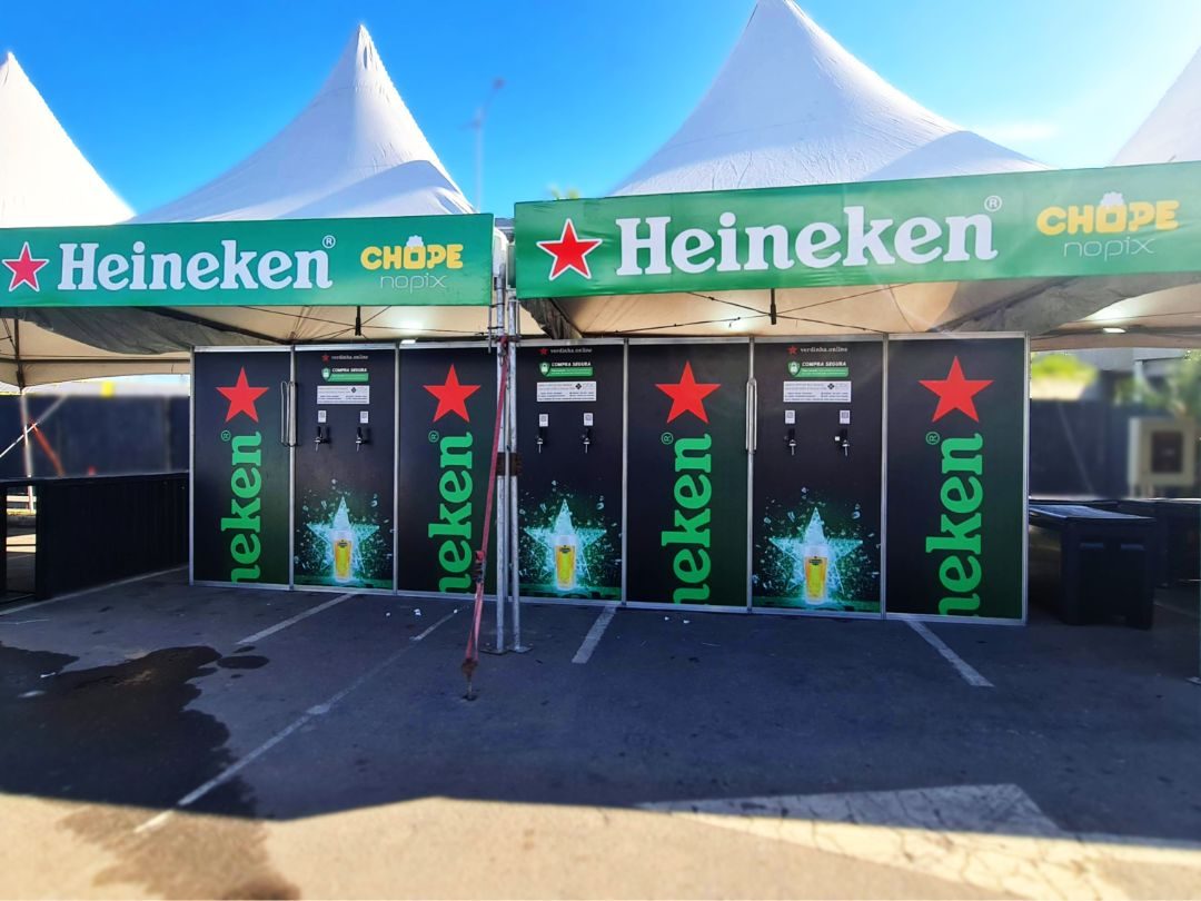 Paredão de madeira com torneiras de chope em festival