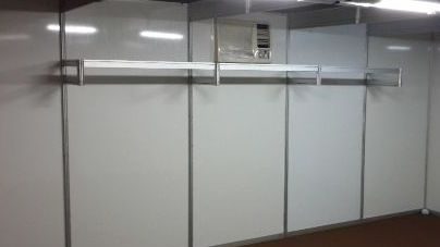 Arara modular para roupas em camarim
