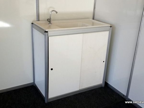 Balcão branco com pia e torneira para stand de alimentação