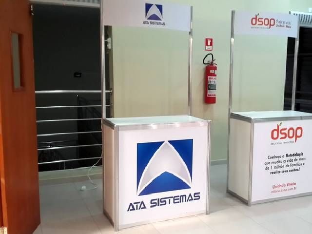 Balcão expositor com testeira adesivada em stand de feira