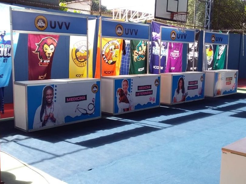 Balcão expositor com testeira adesivada em stand de feira