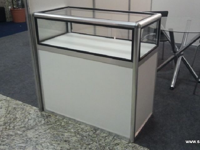 Balcão meia vitrine com vidro na parte superior e porta de correr