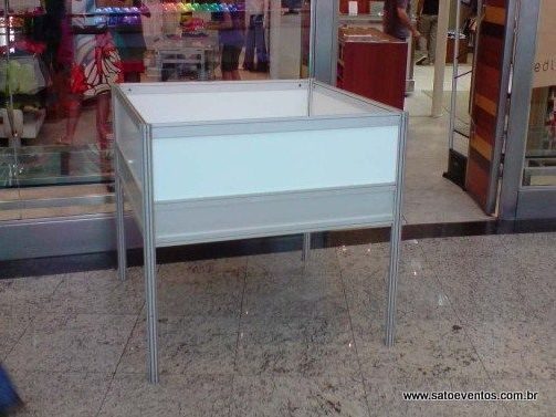 Banca de 1 metro adesivada para ação promocional
