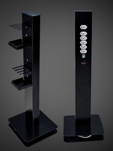 Totem carregador de celular com adesivo de marca em evento