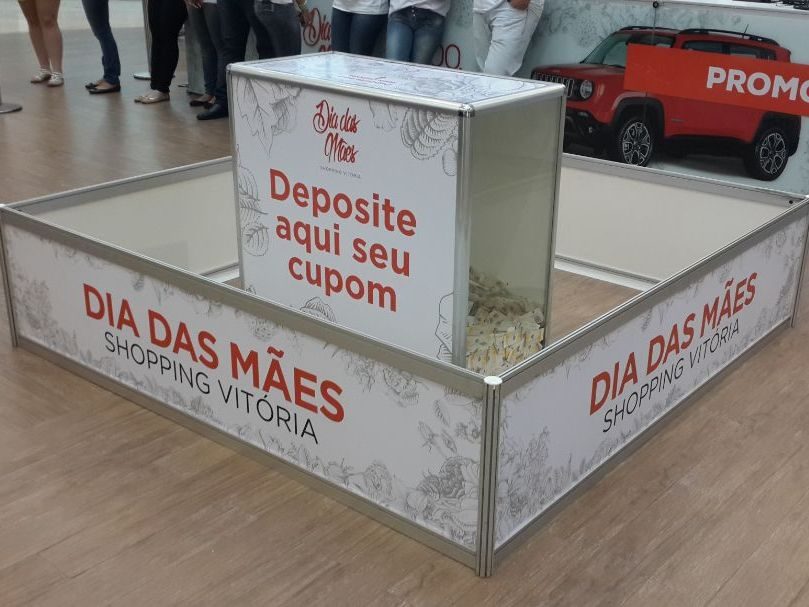 Cercadinho de 2 por 2 metros adesivado para sorteio em shopping