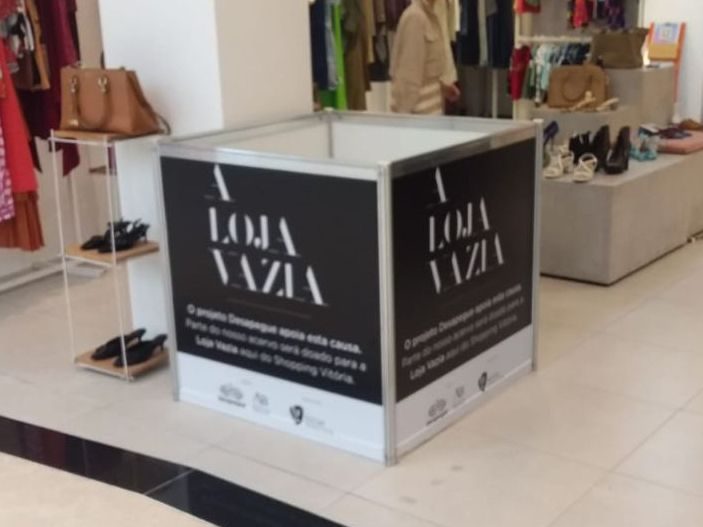 Cubo adesivado para doação de roupas em shopping