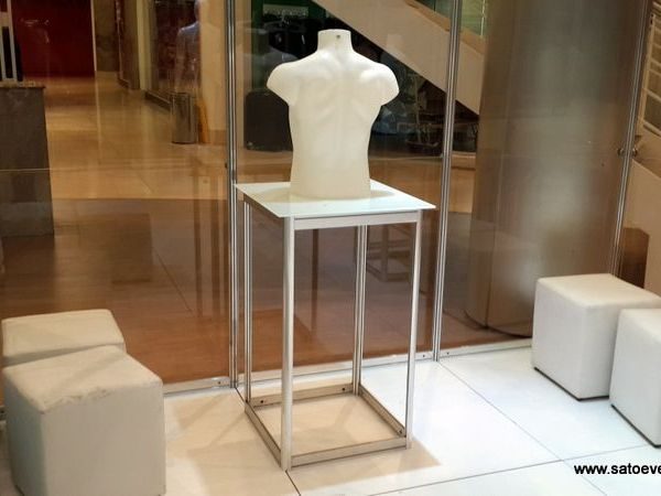 Display com tampo de vidro para exposição de produto em stand