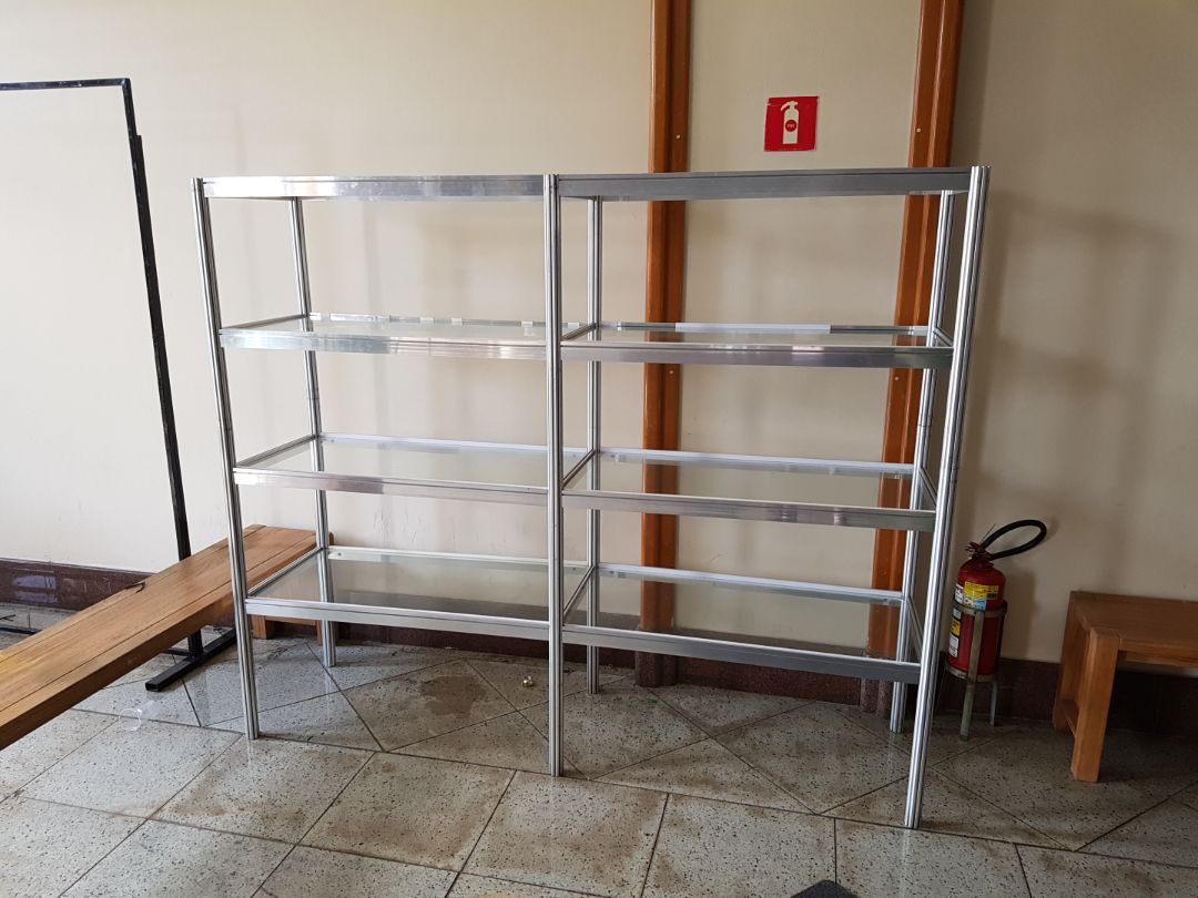 Estante modular com prateleiras montada em stand