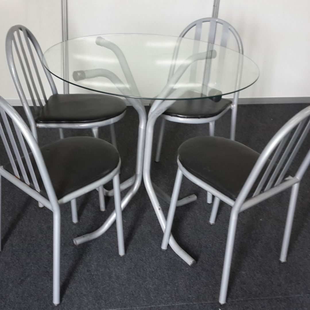 Mesa básica de ferro prata com tampo de vidro e cadeiras estofadas