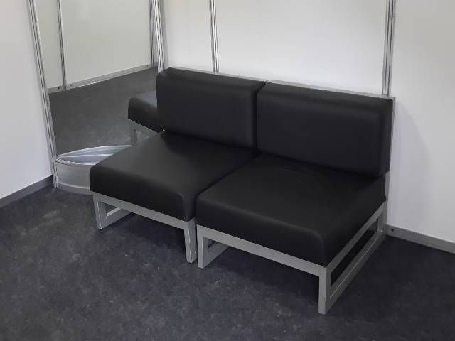 Módulos de sofá em corino preto montados em lounge