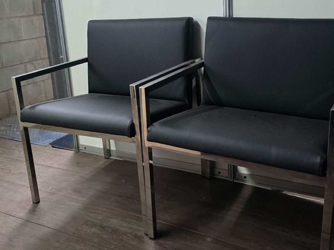 Poltronas em corino preto com braços em inox